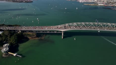 Impresionante-Revelación-Aérea-De-Auckland-Cbd-Y-El-Puente-Del-Puerto