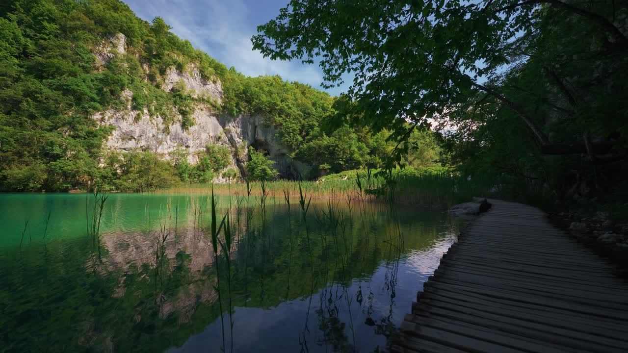 Famoso lago cor de esmeralda de Plitvice, Croácia, com caminhos de madeira pitorescos e árvores florestais em paisagem natural