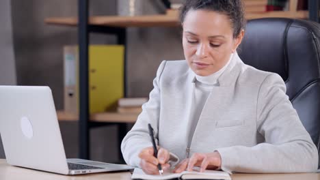 mujer de negocios adulta en el lugar de trabajo