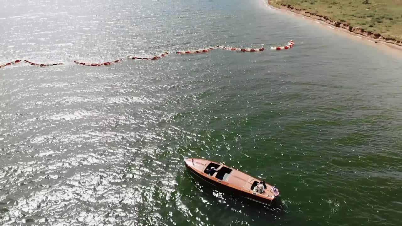 revelación panorámica de una pequeña lancha rápida y el paisaje salvaje alrededor de dillon, colorado, ee.uu.