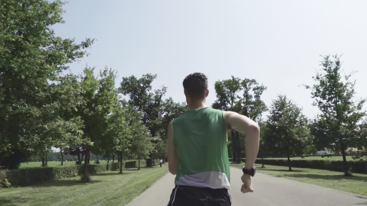 corredor marchando hacia la victoria