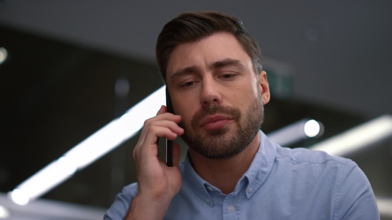 경영진이 사무실에서 온라인 금융 비즈니스를 이야기하는 전화 통화를 끝내고 있습니다.