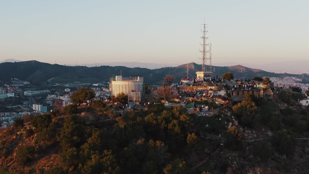 바르셀로나의 전망을 즐기기 위해 투로 데 라 로비라 (turo de la rovira)