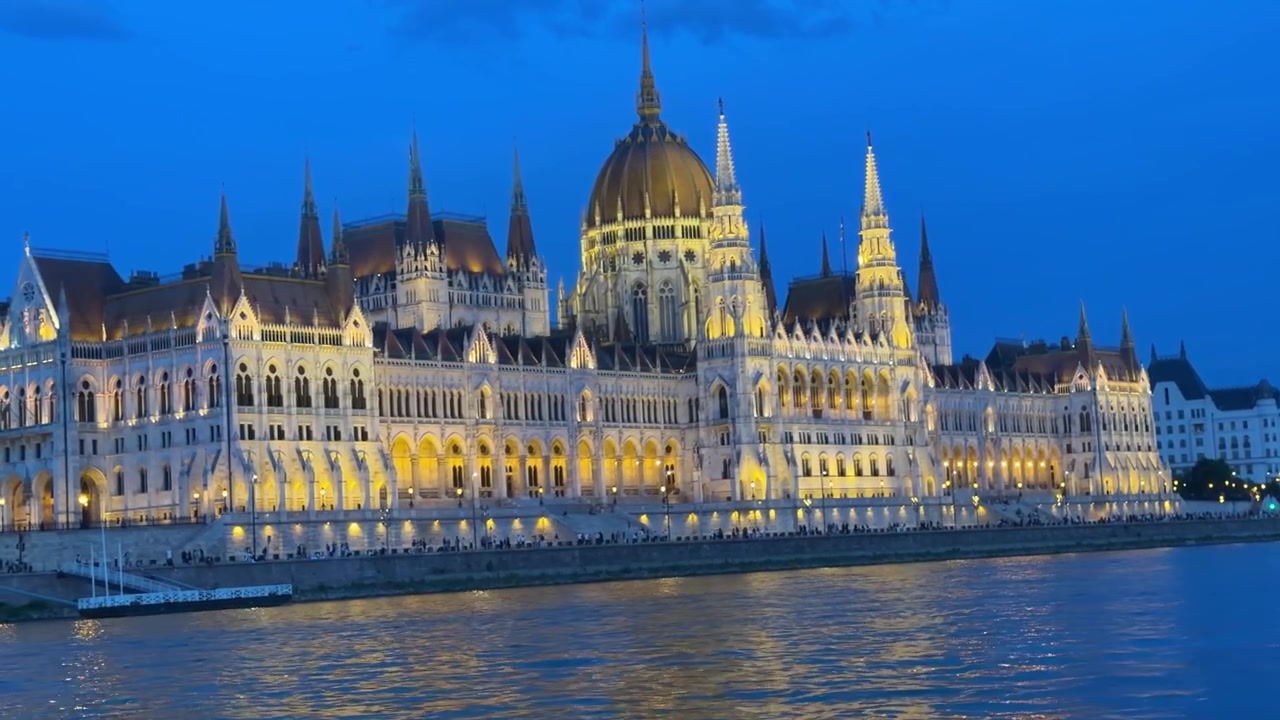 Parlamento Ungherese illuminato di notte.