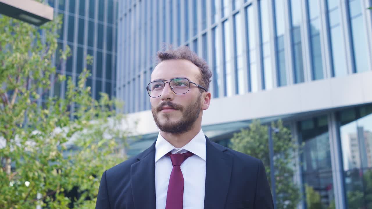 un hombre de negocios feliz y seguro de sí mismo.
