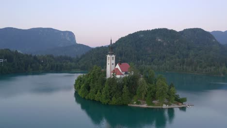 Bleder-See-Sonnenaufgang-Slowenien-Kirche-Drohne-Insel-Reisen-Europa-Drohne-Antenne