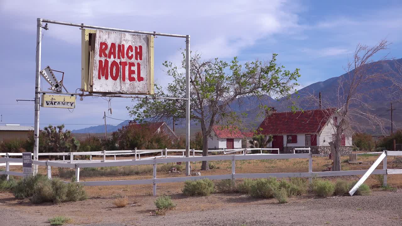 un viejo rancho motel abandonado o deteriorado a lo largo de un camino rural en américa