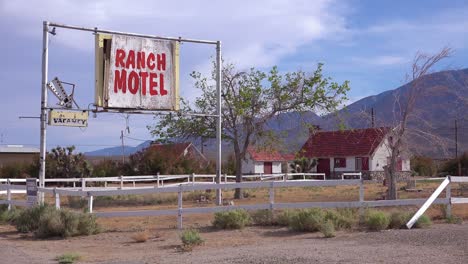 un viejo rancho motel abandonado o deteriorado a lo largo de un camino rural en américa