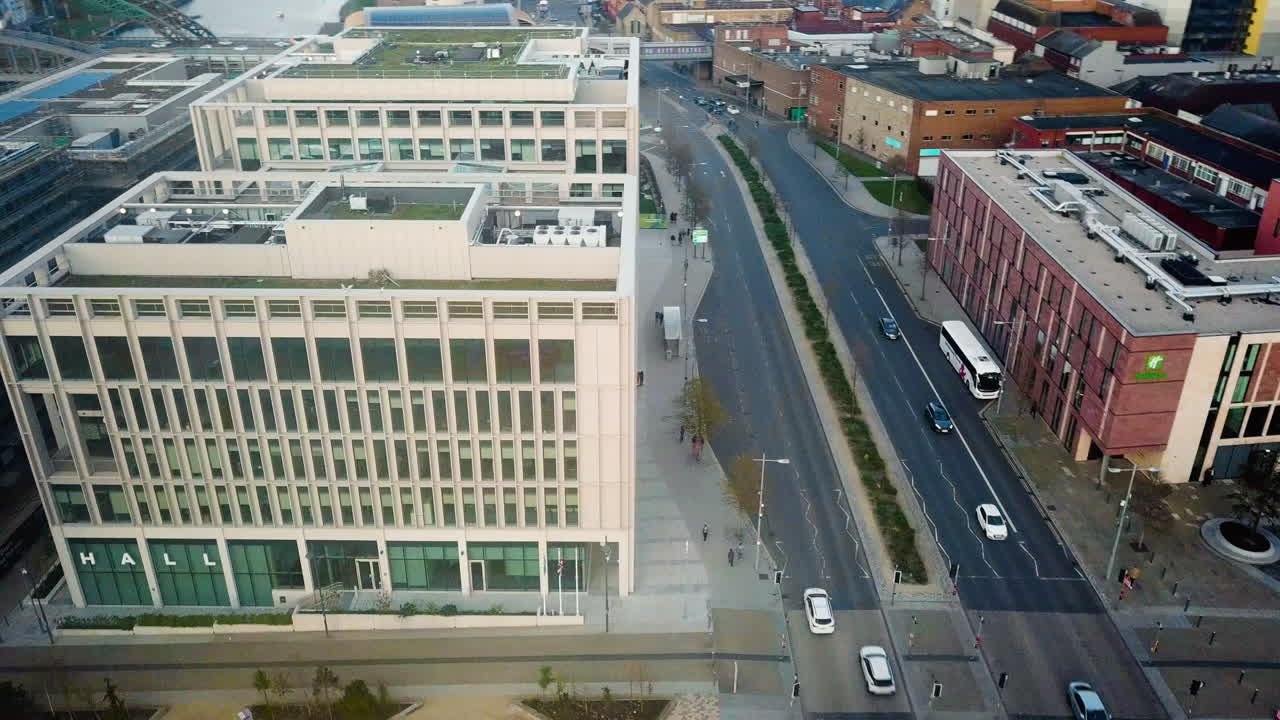 Toma de drone en órbita amplia del edificio del Ayuntamiento de Sunderland en Sunderland al atardecer.