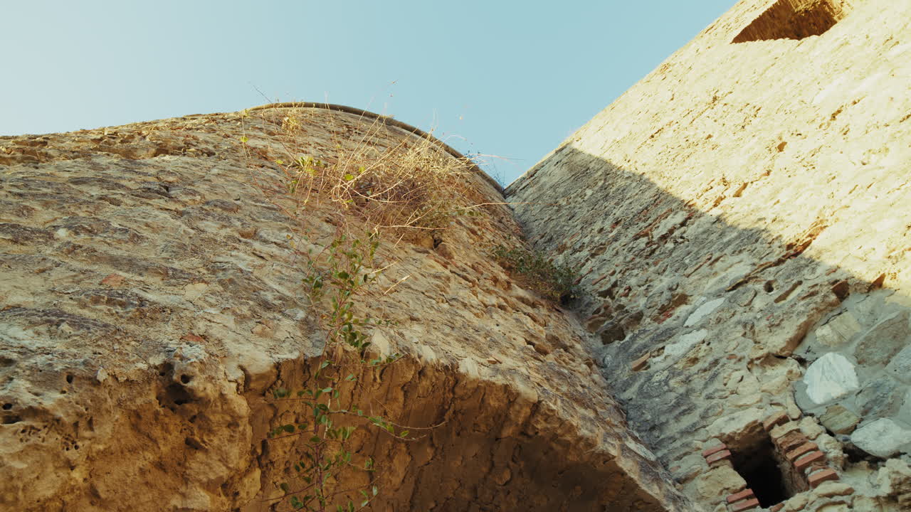 torre de fortaleza medieval de un antiguo castillo normando en la calabria de italia