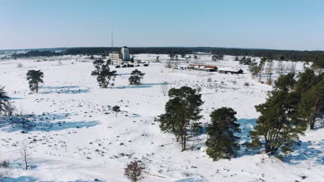 granja cubierta de nieve, vista aérea
