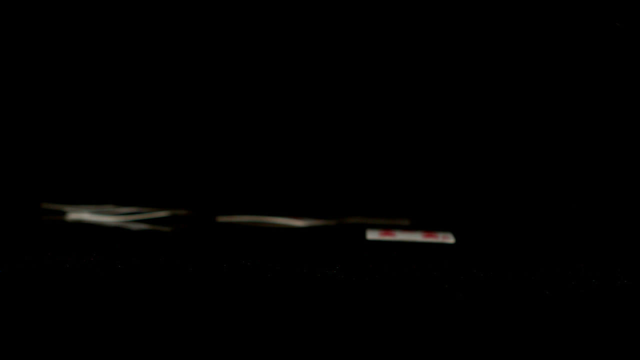 검은 바탕에 떨어지는 카드