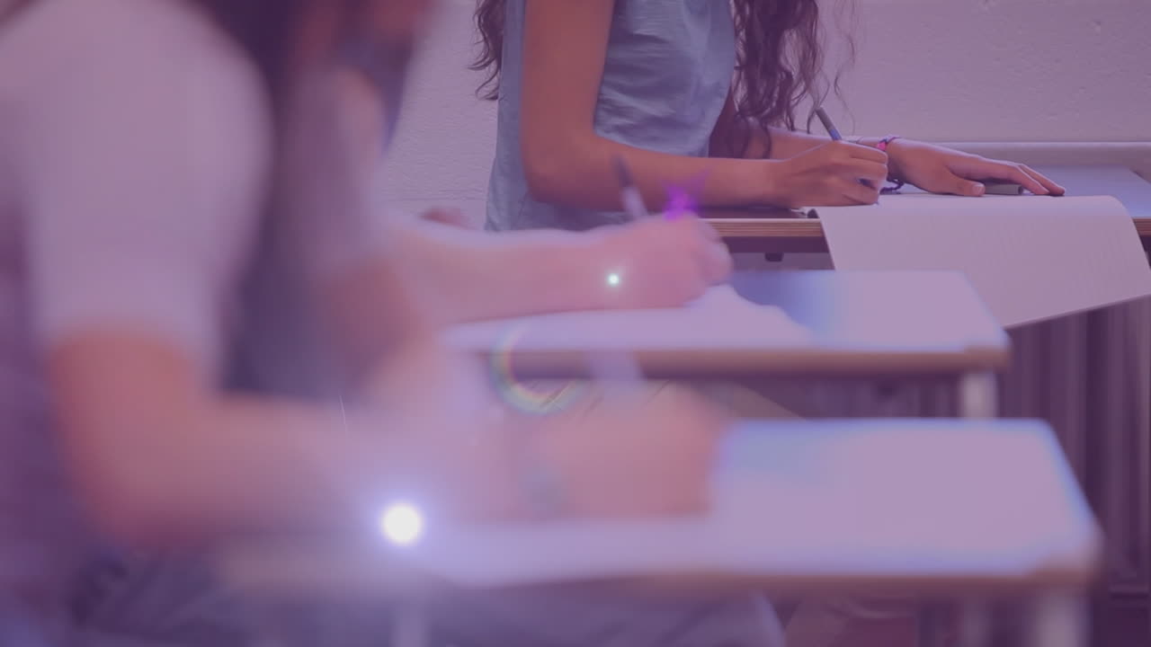 animación de la luz sobre las manos de diversos estudiantes que escriben en cuadernos