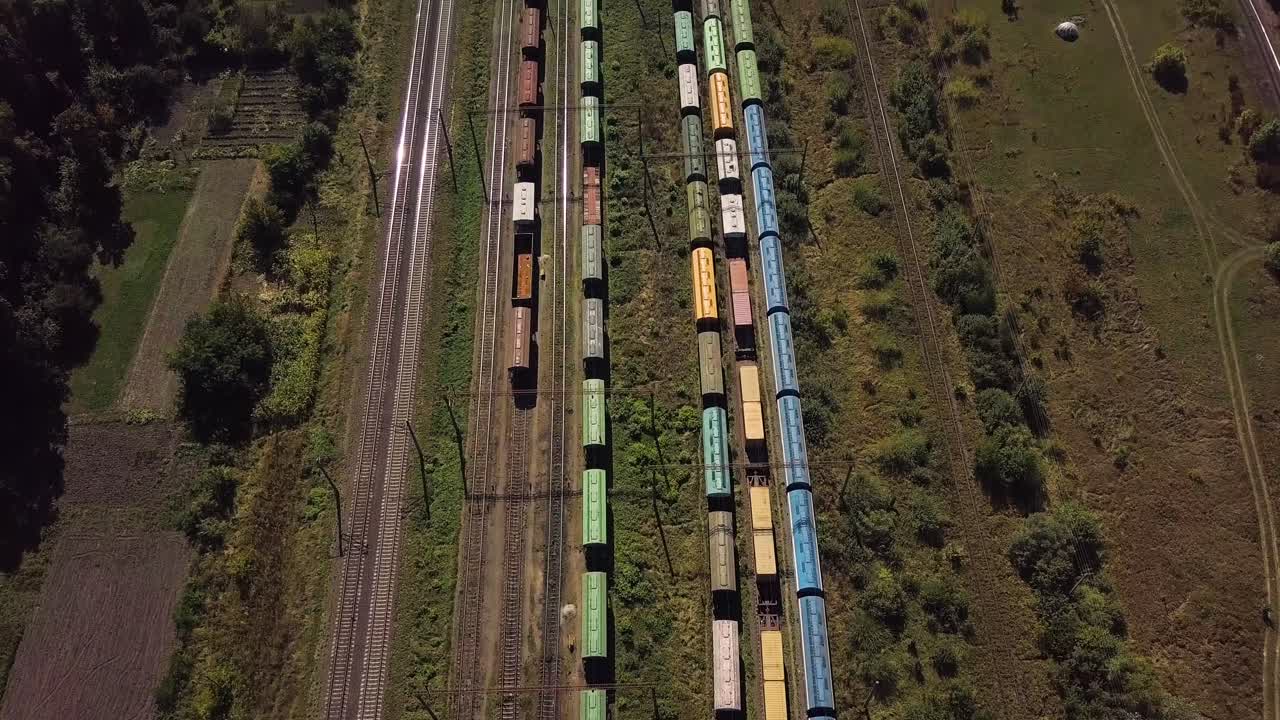 산업 철도역 위를 화물 열차로 날아다니는 03