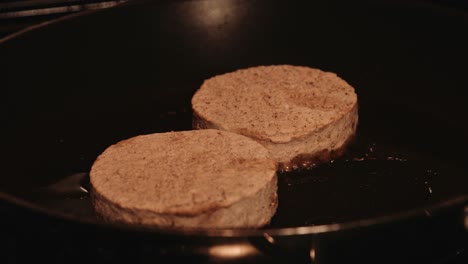 Hamburguesas-Veganas-Congeladas-A-Base-De-Plantas-Chisporroteando-Y-Cocinando-En-Una-Sartén-Caliente