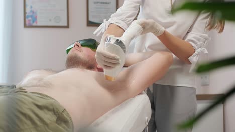depilación láser - procedimiento de depilación. flash de depilación láser de diodo, esteticista elimina el pelo en hermosas piernas femeninas, depilación para piel lisa, procedimiento láser en un estudio de belleza o clínica, tratamiento de depilación para el cuidado del cuerpo.