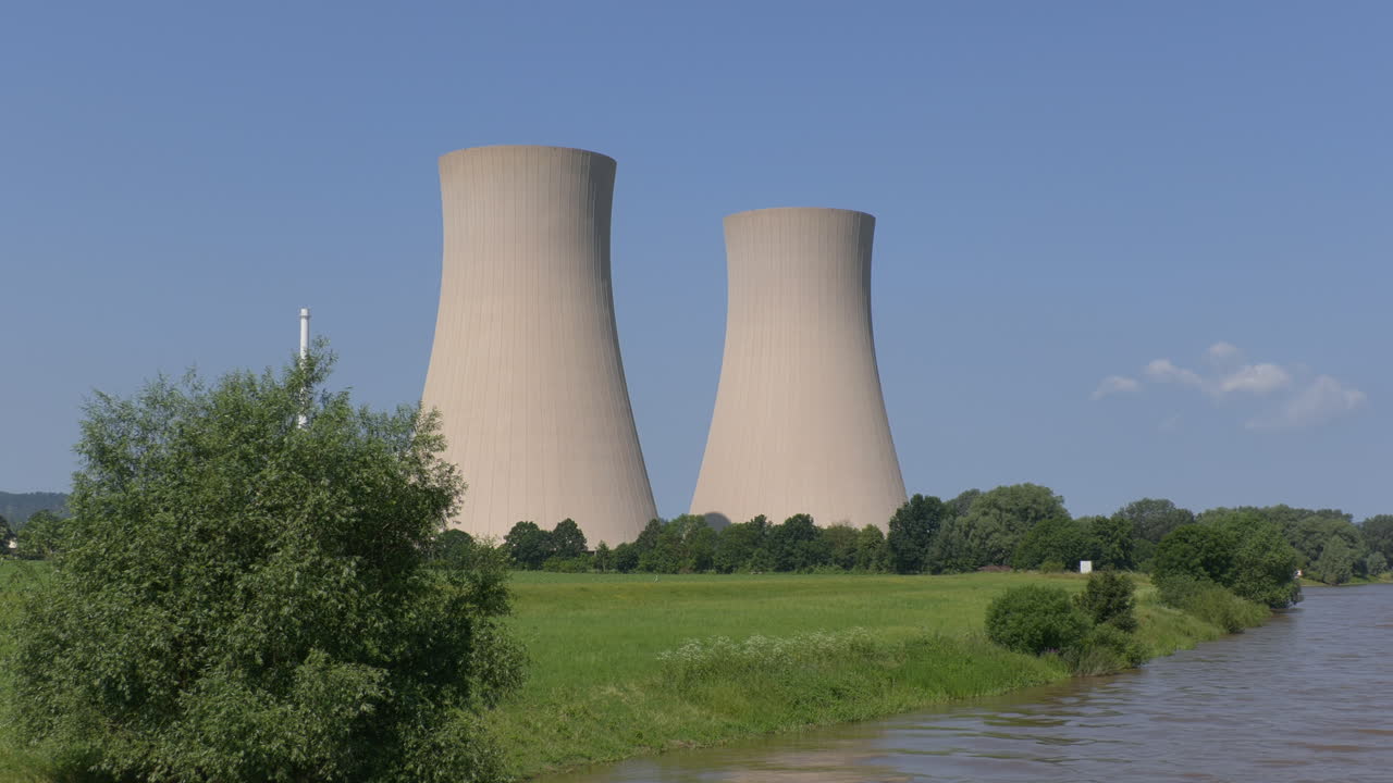 la central nuclear grohnde desmantelada se encuentra en el río weser al norte del distrito de grohnde en el municipio de baja sajonia de emmerthal en el distrito de hameln-pyrmont