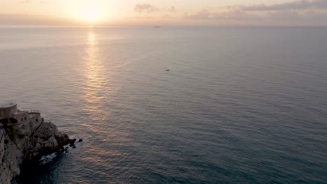 Amalfi,-Italien-Bei-Sonnenaufgang-Mit-Drohnenvideo-Vom-Rückzug-Vom-Meer-In-Die-Stadt