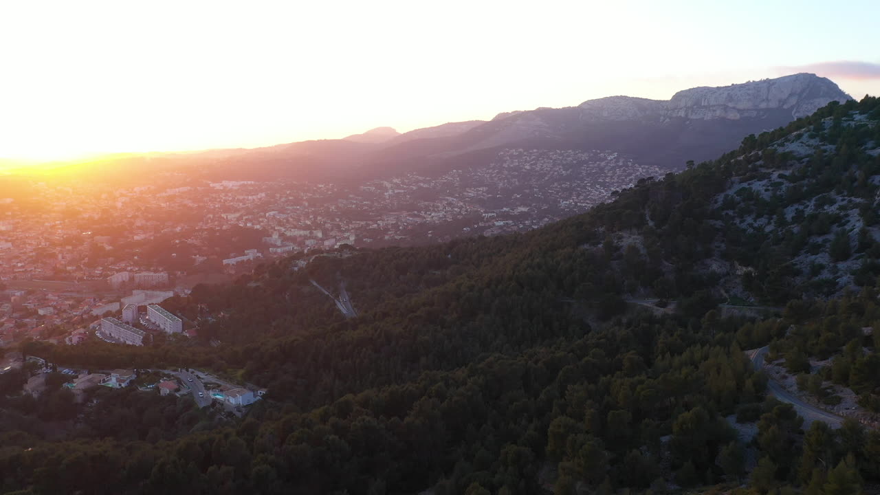 parque natural regional de sainte-baume, toma aérea de toulon durante la puesta de sol
