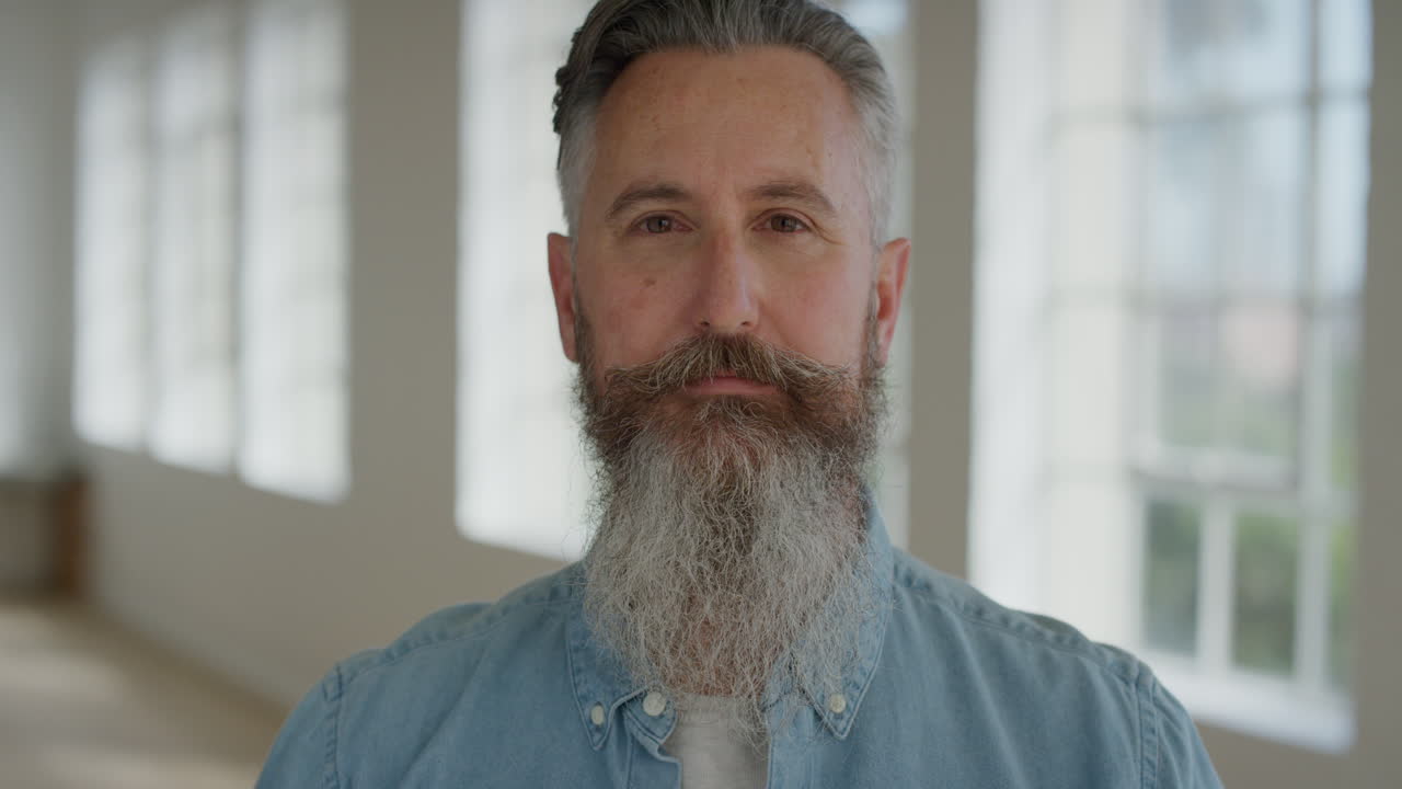 카메라를 바라보는 성숙한 남자의 초상화 심각한 침착한 백인 세대 남성 스타일리쉬한 수염 느린 동작