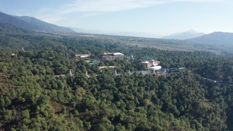 vista aérea de drones del monasterio budista banderas pacíficas ondeando