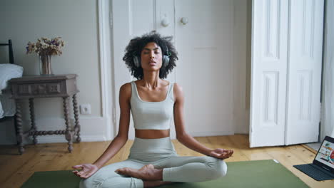 Señora-Tranquila-Meditando-Sobre-La-Alfombra-Alejar.-Mujer-Africana-Sentada-En-Postura-De-Loto