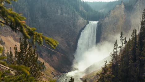 Toma-Panorámica-Larga-De-Una-Hermosa-Cascada-En-América-Del-Norte