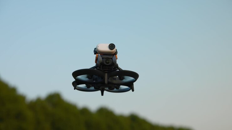 Drone in volo statico con fotocamera Insta360 montata sopra