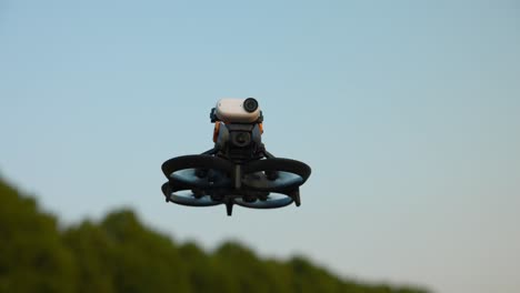 drone en vuelo estático con cámara insta360 montada en la parte superior