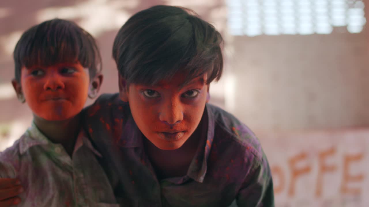 인도 라자스탄 에서 힌두교 의 홀리 축제 를 축하 하는 아이 들