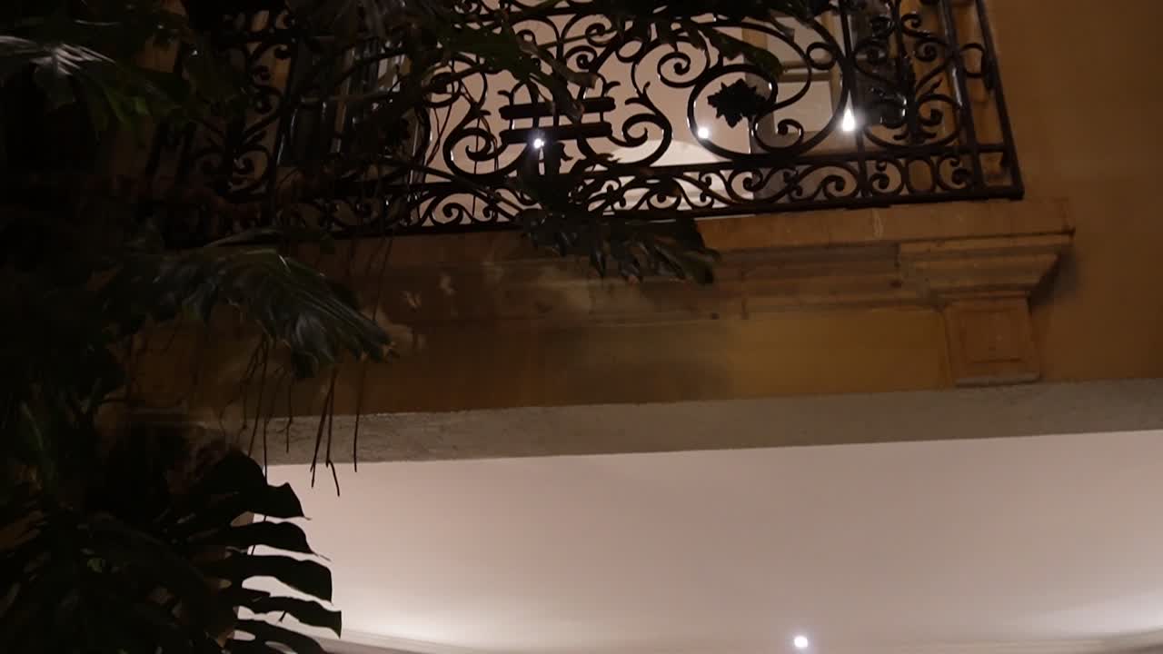 fotografía interior de los balcones de un hotel de lujo en una vieja casa de la ciudad de méxico