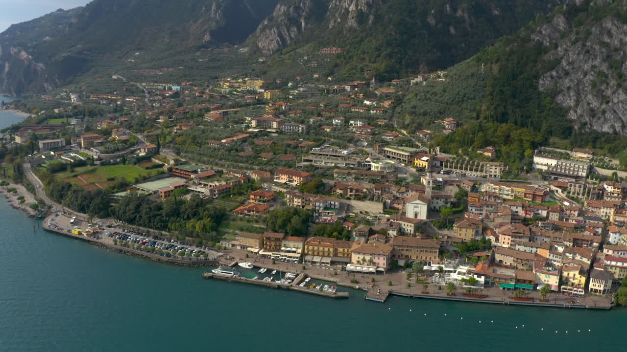 limone sul garda 항구의 초점을 맞추는 느린 공중 기울기
