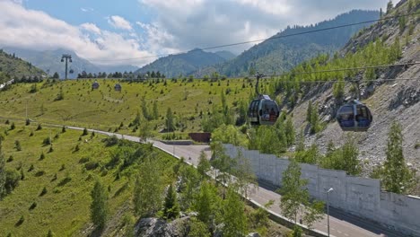 Teleférico-Cerca-De-La-Pista-De-Patinaje-Medeu-Y-La-Estación-De-Esquí-En-Almaty,-Kazajstán