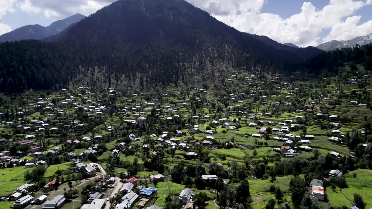 pueblo de neelum del valle de neelum, lugar más visitado en el valle de neelum y punto de vista de loc keran