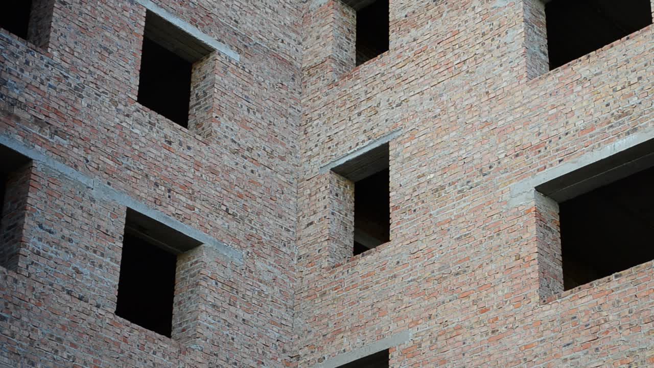 建設中の家。仕上げ前のレンガ