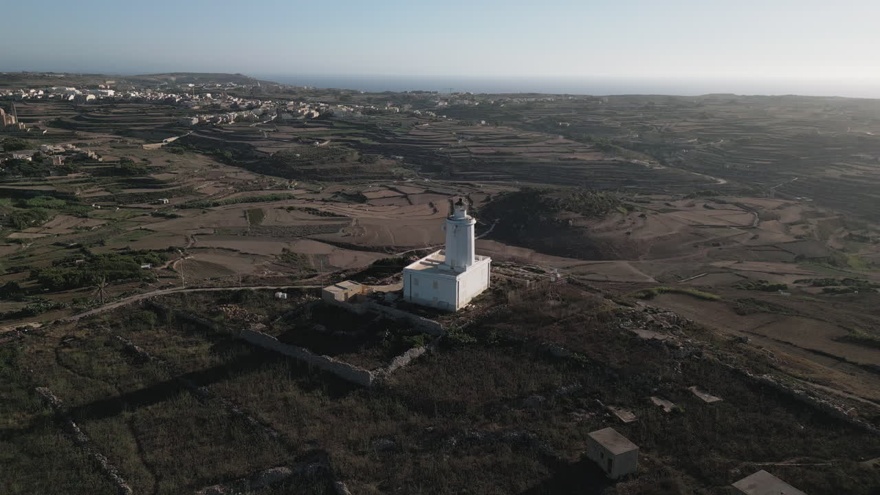 vista aérea cinematográfica del faro en los pájaros gozo volando