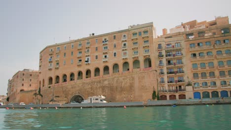 Vista-Desde-Un-Barco-De-La-Isla-De-Senglea-En-Las-Tres-Ciudades-De-Malta