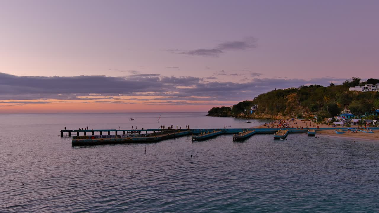 푸에르토리코 아과디야에 위치한 크래시 보트 해변 일몰의 드론 샷 축소