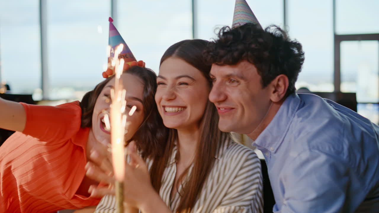 Team dell'ufficio che fa una sorpresa a una donna che scatta un selfie a una festa di compleanno, primo piano