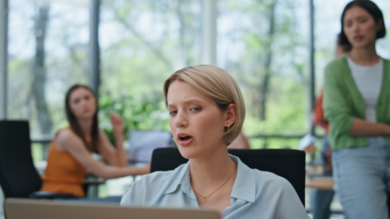 바쁜 젊은 동료들이 대화를 나누고, 가까운 모임, 창의적인 그룹이 아이디어를 논의합니다.