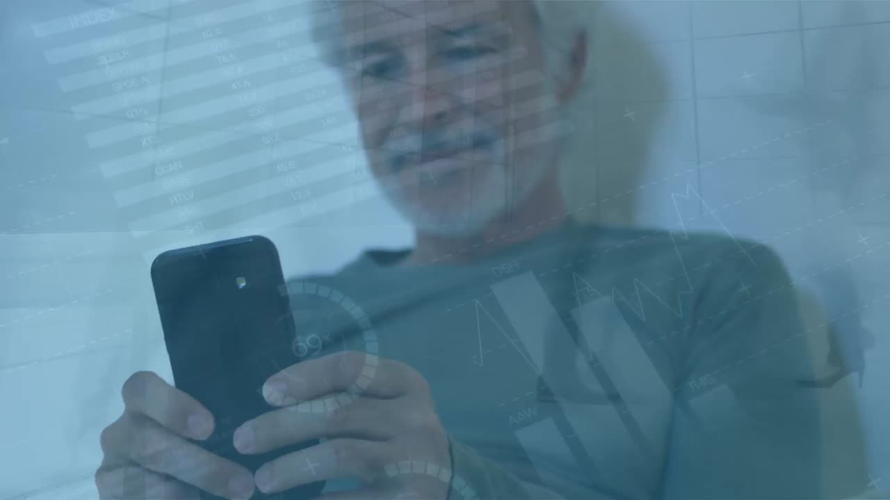 animación del procesamiento de datos sobre hombres caucásicos que usan teléfonos inteligentes