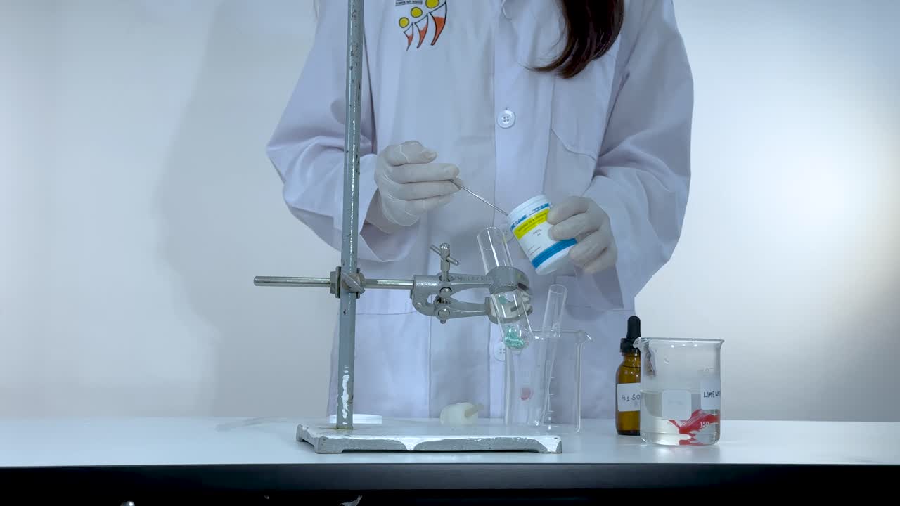 químico lleva a cabo un experimento con carbonato de cobre y ácido