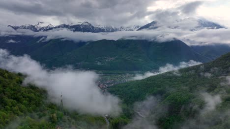 valle alpino brumoso con picos cubiertos de nieve