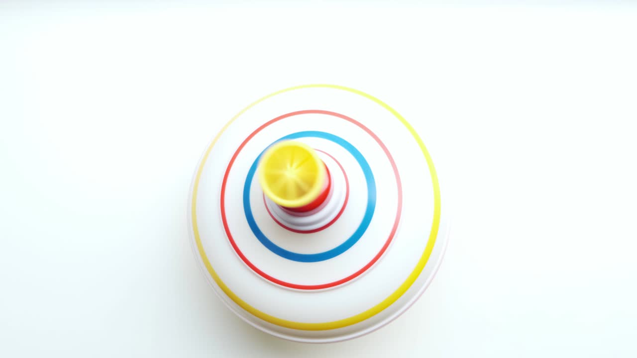 giratorio sin retorcer, juguete para niños girando en la parte superior girando en fondo blanco. vista desde arriba.