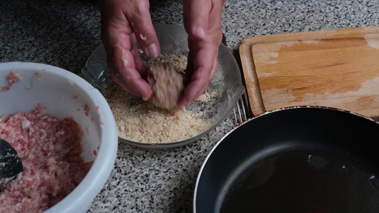 그 여자는 코틀을 조각합니다.