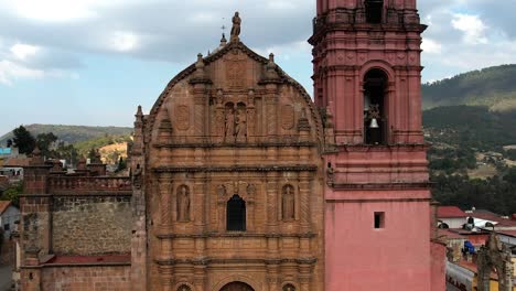 Toma-Frontal-De-Drone-De-La-Iglesia-Principal-Del-Pueblo-Magico-De-Tlalpujahua-Michocan