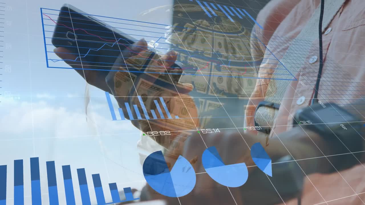 animación del procesamiento de datos financieros, globo formado con dólares sobre mujer usando teléfono inteligente.