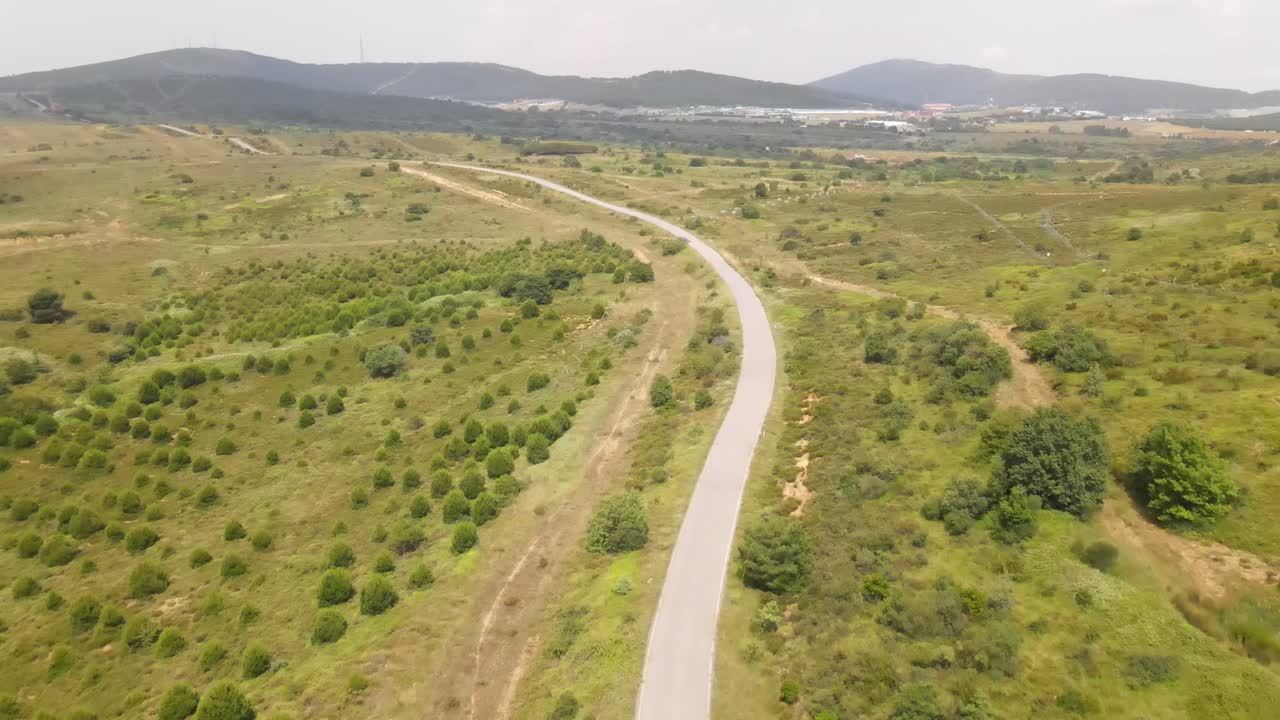drone vista aérea rural aldea carretera