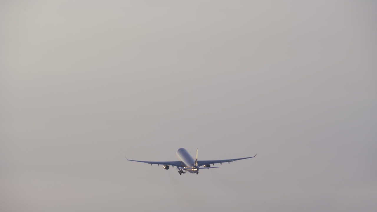 avión a reacción cerrando su tren de aterrizaje