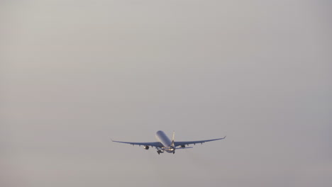 avión a reacción cerrando su tren de aterrizaje